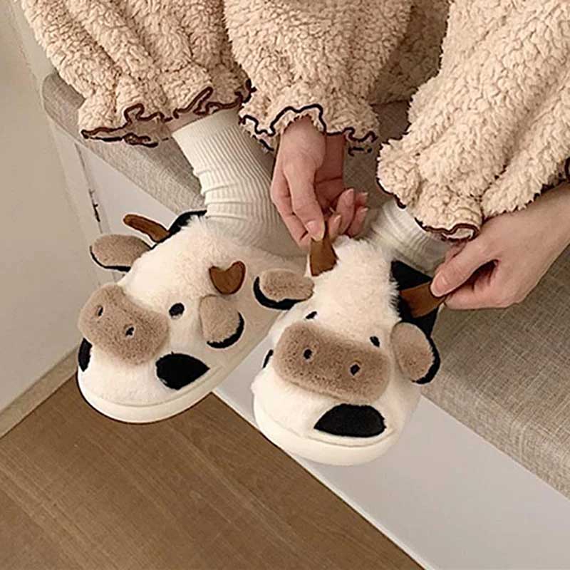 Pantufa de Bichinho Vaquinha Moo Preta e Branca 1 | Pantufas & Pijamas - Dream Fashion