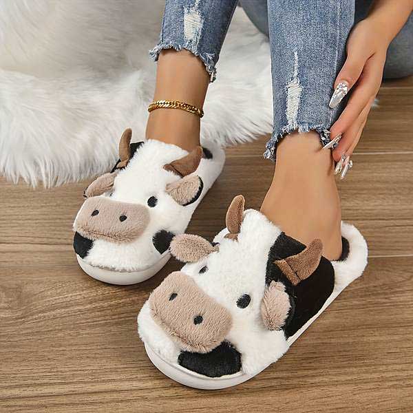 Pantufa de Bichinho Vaquinha Moo Preta e Branca 2 | Pantufas & Pijamas - Dream Fashion